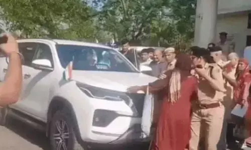 Minister ਦੇ ਕਾਫ਼ਲੇ ਨੂੰ ਇੱਕਲੀ ਔਰਤ ਨੇ ਰੋਕਿਆ, ਪਹਿਲਾਂ ਮੇਰੀ ਗੱਲ ਸੁਣੋ, ਫਿਰ ਜਾਣ ਦੇਵਾਂਗੀ Minister ਦੇ ਕਾਫ਼ਲੇ ਨੂੰ ਇੱਕਲੀ ਔਰਤ ਨੇ ਰੋਕਿਆ, ਪਹਿਲਾਂ ਮੇਰੀ ਗੱਲ ਸੁਣੋ, ਫਿਰ ਜਾਣ ਦੇਵਾਂਗੀ