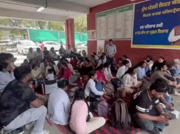 ਪੰਜਾਬ ਚ NURSES ਦੀ ਹੜਤਾਲ ਜਾਰੀ, PUNJAB GOVERNMENT ਨੇ ਲਾਗੂ ਕੀਤਾ ESMA ਪੰਜਾਬ ਚ NURSES ਦੀ ਹੜਤਾਲ ਜਾਰੀ, PUNJAB GOVERNMENT ਨੇ ਲਾਗੂ ਕੀਤਾ ESMA