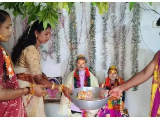 ਰੂਹਾਨੀ ਇਸ਼ਕ ਦੀ ਅਨੋਖੀ ਮਿਸਾਲ: ਮਾਪੇ 23 ਸਾਲਾਂ ਤੋਂ ਕਰਵਾ ਰਹੇ ਹਨ ਮ੍ਰਿਤਕ ਪੁੱਤਰ ਦਾ ਵਿਆਹ ਰੂਹਾਨੀ ਇਸ਼ਕ ਦੀ ਅਨੋਖੀ ਮਿਸਾਲ: ਮਾਪੇ 23 ਸਾਲਾਂ ਤੋਂ ਕਰਵਾ ਰਹੇ ਹਨ ਮ੍ਰਿਤਕ ਪੁੱਤਰ ਦਾ ਵਿਆਹ