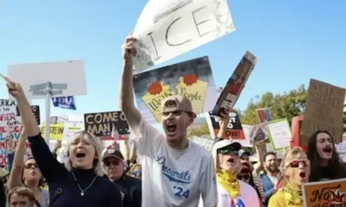 Toronto ਵਿੱਚ  American consulate ਬਾਹਰ No Kings ਪ੍ਰਦਰਸ਼ਨ, ਸੈਂਕੜੇ ਲੋਕ ਇਕੱਠੇ