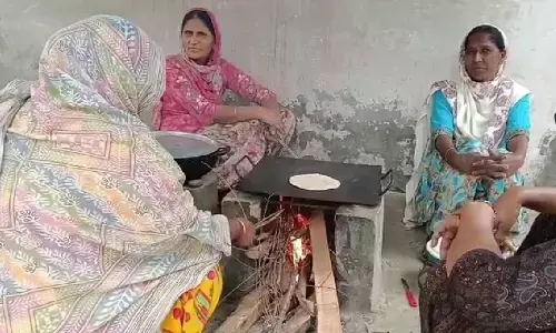 ਸਰਕਾਰੀ ਸਕੂਲਾਂ ਲਈ ਗੈਸ ਹੋਈ ਖ਼ਤਮ,  mid-day meals ਬਣਾਉਣ ਲਈ ਲੱਕੜਾਂ ਦੀ ਕੀਤੀ  ਦੀ ਵਰਤੋ