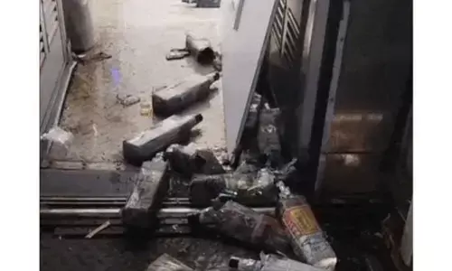 ਚੱਲਦੀ Train ਦੀ ਛੱਤ ਤੋਂ ਅਚਾਨਕ ਵਰ੍ਹਨ ਲੱਗੀਆਂ ਸ਼ਰਾਬ ਦੀਆਂ ਬੋਤਲਾਂ