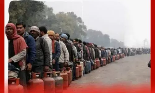 ਐਲਪੀਜੀ (LPG) ਦੀ ਭਾਰੀ ਕਿੱਲਤ ਕਾਰਨ ਰਸੋਈਆਂ ਹੋਈਆਂ ਠੰਢੀਆਂ; ਪ੍ਰਵਾਸੀ ਮਜ਼ਦੂਰਾਂ ਨੇ ਪਿੰਡਾਂ ਨੂੰ ਪਲਾਇਨ ਕੀਤਾ ਸ਼ੁਰੂ ਐਲਪੀਜੀ (LPG) ਦੀ ਭਾਰੀ ਕਿੱਲਤ ਕਾਰਨ ਰਸੋਈਆਂ ਹੋਈਆਂ ਠੰਢੀਆਂ; ਪ੍ਰਵਾਸੀ ਮਜ਼ਦੂਰਾਂ ਨੇ ਪਿੰਡਾਂ ਨੂੰ ਪਲਾਇਨ ਕੀਤਾ ਸ਼ੁਰੂ