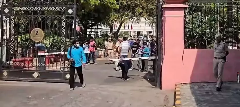 ਦਿੱਲੀ ਵਿਧਾਨ ਸਭਾ ਵਿੱਚ Major Security Breach : ਬੈਰੀਕੇਡ ਤੋੜਦੀ ਹੋਈ ਕਾਰ ਅੰਦਰ ਦਾਖ਼ਲ ਹੋ ਗਈ ਦਿੱਲੀ ਵਿਧਾਨ ਸਭਾ ਵਿੱਚ Major Security Breach : ਬੈਰੀਕੇਡ ਤੋੜਦੀ ਹੋਈ ਕਾਰ ਅੰਦਰ ਦਾਖ਼ਲ ਹੋ ਗਈ