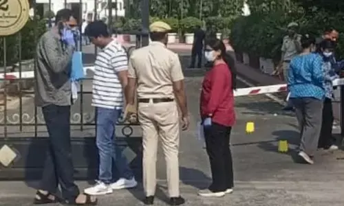 Breaking News : Delhi Vidhan Sabha ਚ ਗੇਟ ਤੋੜ ਕੇ ਅੰਦਰ ਵੜੀ ਤੇਜ਼ ਰਫ਼ਤਾਰ ਕਾਰ (video) Breaking News : Delhi Vidhan Sabha ਚ ਗੇਟ ਤੋੜ ਕੇ ਅੰਦਰ ਵੜੀ ਤੇਜ਼ ਰਫ਼ਤਾਰ ਕਾਰ (video)