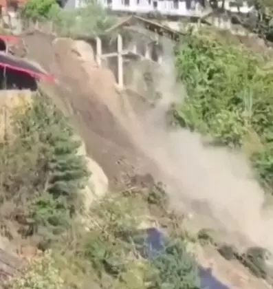 ਕੁੱਲੂ ਚ ਵੱਡਾ ਹਾਦਸਾ: ਜ਼ਮੀਨ ਖਿਸਕਣ ਨਾਲ ਕਰੋੜਾਂ ਦੀ ਇਮਾਰਤ ਢਹਿ-ਢੇਰੀ ਕੁੱਲੂ ਚ ਵੱਡਾ ਹਾਦਸਾ: ਜ਼ਮੀਨ ਖਿਸਕਣ ਨਾਲ ਕਰੋੜਾਂ ਦੀ ਇਮਾਰਤ ਢਹਿ-ਢੇਰੀ