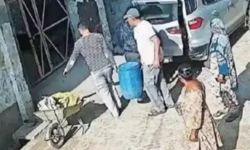 ਬੇਕਸੂਰ ਨੂੰ ਝੂਠੇ ਕੇਸ ਚ ਫਸਾਉਂਦੇ ਆਪੇ ਫਸੇ ਪੁਲਿਸ ਵਾਲ਼ੇ ਬੇਕਸੂਰ ਨੂੰ ਝੂਠੇ ਕੇਸ ਚ ਫਸਾਉਂਦੇ ਆਪੇ ਫਸੇ ਪੁਲਿਸ ਵਾਲ਼ੇ