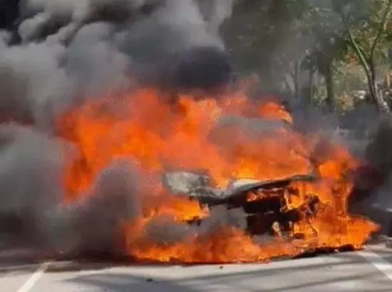 Chandigarh Road : ਚੱਲਦੀ BMW Car ਦਾ ਭਿਆਨਕ ਹਾਦਸਾ: ਅੱਗ ਲੱਗਣ ਮਗਰੋਂ ਹੋਏ ਜ਼ੋਰਦਾਰ Blast Chandigarh Road : ਚੱਲਦੀ BMW Car ਦਾ ਭਿਆਨਕ ਹਾਦਸਾ: ਅੱਗ ਲੱਗਣ ਮਗਰੋਂ ਹੋਏ ਜ਼ੋਰਦਾਰ Blast