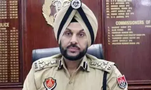 Amritsar Police ਨੂੰ ਵੱਡੀ ਸਫ਼ਲਤਾ, ਸਰਹੱਦ ਪਾਰੋਂ ਚੱਲ ਰਹੇ ਨਸ਼ਿਆਂ ਤੇ ਹਥਿਆਰਾਂ ਦੇ ਨੈੱਟਵਰਕ ਦਾ ਪਰਦਾਫਾਸ਼ Amritsar Police ਨੂੰ ਵੱਡੀ ਸਫ਼ਲਤਾ, ਸਰਹੱਦ ਪਾਰੋਂ ਚੱਲ ਰਹੇ ਨਸ਼ਿਆਂ ਤੇ ਹਥਿਆਰਾਂ ਦੇ ਨੈੱਟਵਰਕ ਦਾ ਪਰਦਾਫਾਸ਼