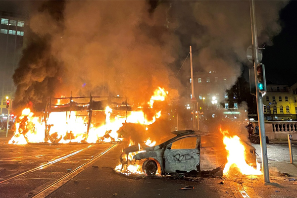 ਆਇਰਲੈਂਡ ’ਚ 3 ਮਾਸੂਮ ਬੱਚਿਆਂ ’ਤੇ ਛੁਰੇ ਨਾਲ ਹਮਲੇ ਮਗਰੋਂ ਦੰਗੇ