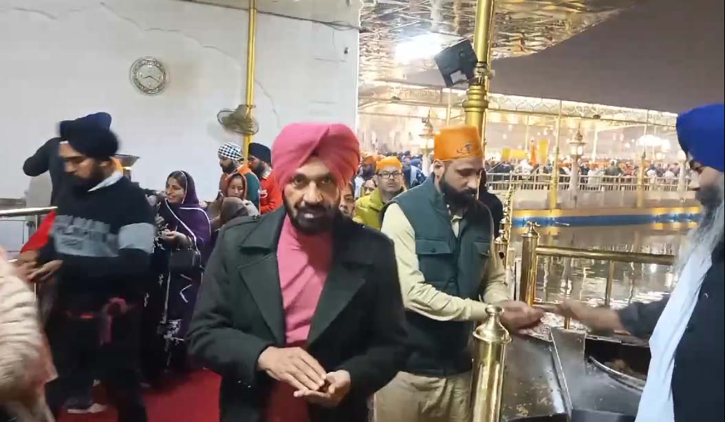 ਪੰਜਾਬੀ ਗਾਇਕ ਪੰਮੀ ਬਾਈ ਪੁੱਜੇ ਸੱਚਖੰਡ ਸ੍ਰੀ ਹਰਿਮੰਦਰ ਸਾਹਿਬ