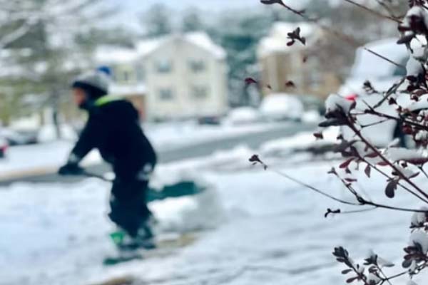 Hundreds of flights canceled due to snow storm