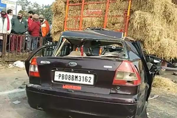 Car stuck in a trolley loaded with straw 3 deaths