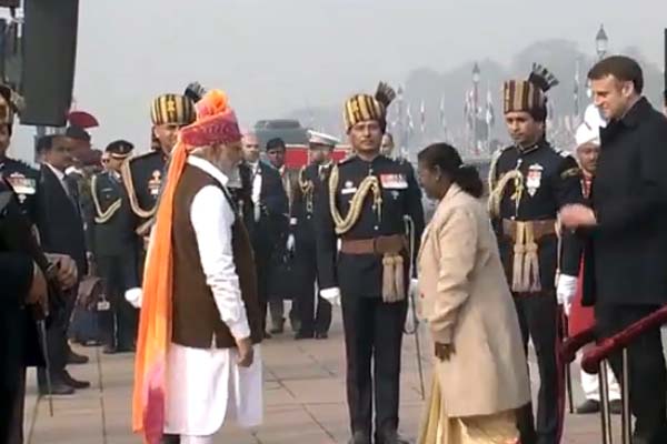 ਰਾਸ਼ਟਰਪਤੀ ਦਰੌਪਦੀ ਮੁਰਮੂ ਨੇ ਤਿਰੰਗਾ ਲਹਿਰਾਇਆ