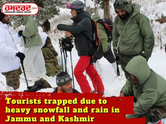 Tourists trapped due to heavy snowfall and rain in J&K Tourists trapped due to heavy snowfall and rain in J&K