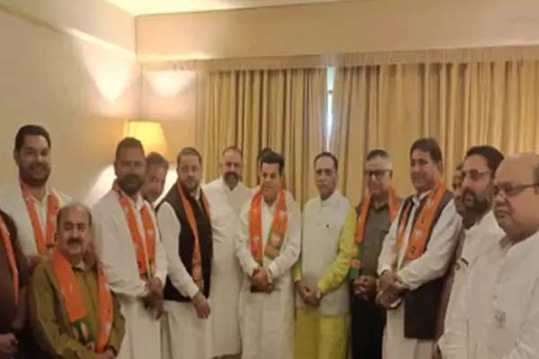 AAP leaders including the former deputy mayor joined the BJP